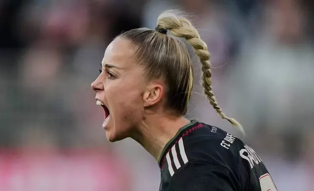 (美聯社圖片/諾魯茲) 2026年4月22日，德國柏林，拜仁球員圭恩在德國女子德甲柏林聯對陣拜仁慕尼黑的足球比賽中慶祝球隊的第三個入球。 AP圖片