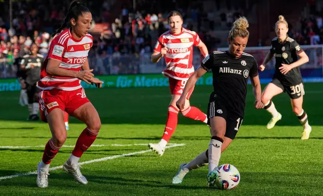 (美聯社圖片/諾魯茲) 2026年4月22日，德國柏林，拜仁球員達爾曼（右）在德國女子德甲柏林聯對陣拜仁慕尼黑的足球比賽中帶球推進。 AP圖片