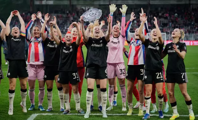 2026年4月22日周三，德國柏林，拜仁球員在德國女子德甲聯賽對陣柏林聯的比賽後慶祝贏得德國聯賽冠軍。(美聯社圖片/諾魯茲) AP圖片