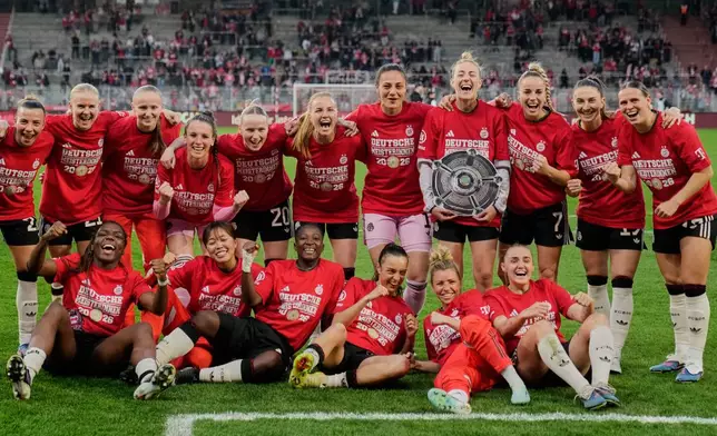 2026年4月22日周三，德國柏林，拜仁球員在德國女子德甲聯賽對陣柏林聯的比賽後慶祝贏得德國聯賽冠軍。(美聯社圖片/諾魯茲) AP圖片