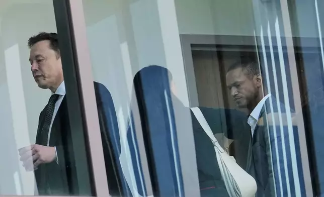馬斯克（左）於2026年4月29日周三走過加州奧克蘭的美國聯邦地區法院內走廊。（美聯社圖片/Godofredo A. Vásquez） AP圖片