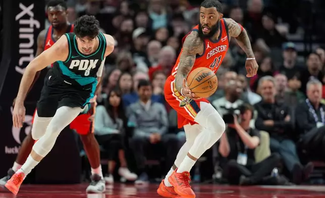 2026年4月2日周四，俄勒岡州波特蘭，一場NBA籃球賽上半場，新奧爾良塘鵝中鋒比伊（Saddiq Bey）（41號）嘗試擺脫拓荒者前鋒艾夫迪亞（Deni Avdija）（8號）。（美聯社圖片/Jenny Kane） AP圖片