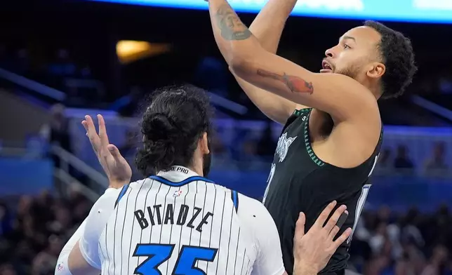明尼蘇達木狼前鋒凱爾安德森（Kyle Anderson）（右）在2026年4月8日周三於奧蘭多舉行的一場NBA籃球賽上半場，於奧蘭多魔術中鋒戈加比達斯（35號）上方投籃。(美聯社圖片/約翰勞克斯（John Raoux）) AP圖片