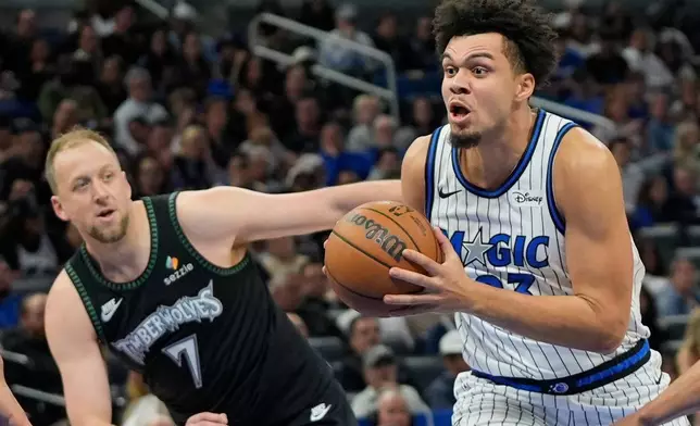 奧蘭多魔術前鋒諾亞彭達（Noah Penda）（右）在2026年4月8日周三於奧蘭多舉行的一場NBA籃球賽下半場，運球突破明尼蘇達木狼前鋒祖爾英格斯（Joe Ingles）（7號）。(美聯社圖片/約翰勞克斯（John Raoux）) AP圖片