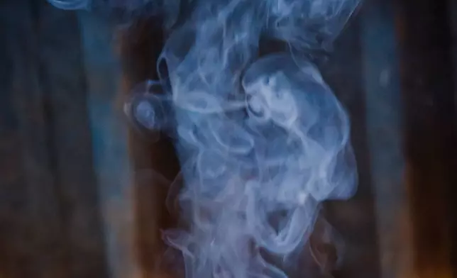 2026年1月9日周五，埃塞俄比亞桑科托爾，沒藥在傳統陶器中燃燒，用於驅蟲、驅蛇及薰香房屋。(美聯社圖片/Julianne Gauron) AP圖片