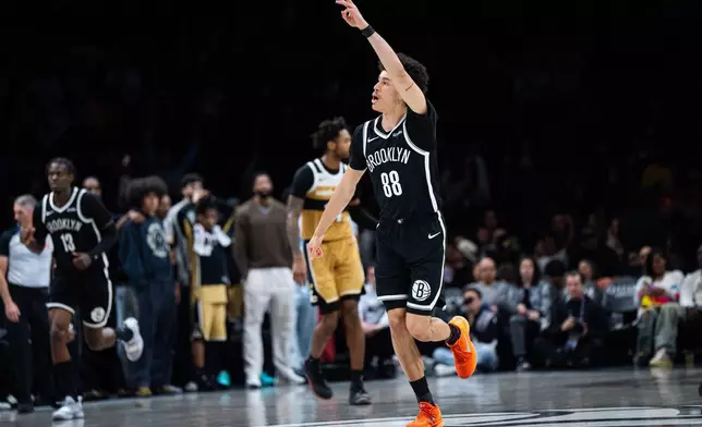 布魯克林籃網後衛諾蘭·查奧爾（Nolan Traore）在2026年4月5日（周日）於紐約舉行的一場NBA籃球賽下半場射入三分球後慶祝。（美聯社圖片/Angelina Katsanis） AP圖片