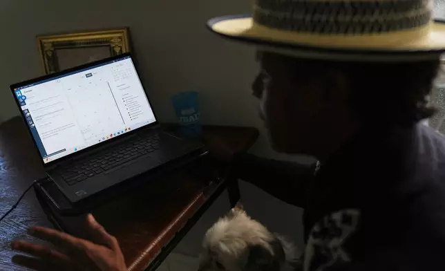 巴爾的摩大學學生耶禾娜安德森（Jevona Anderson）於2026年4月7日周二在巴爾的摩上網課。(美聯社圖片/Stephanie Scarbrough) AP圖片