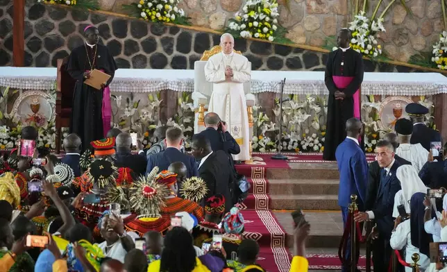 教宗利奧十四世（Pope Leo XIV）與巴門達大主教安德魯恩基亞富亞尼亞（Andrew Nkea Fuanya）（左），於2026年4月16日周四，在喀麥隆（Cameroon）巴門達（Bamenda）的聖若瑟主教座堂（St. Joseph Cathedral），與當地社區舉行和平會議。這是他為期11天非洲牧靈訪問的第四天。(美聯社圖片/Andrew Medichini) AP圖片