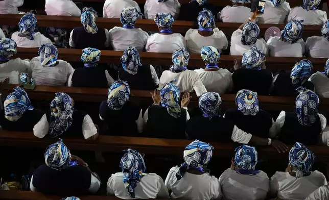 2026年4月16日周四，教宗利奧十四世在喀麥隆巴門達的聖若瑟主教座堂，與當地社區主持和平會議。這是他為期11天的非洲牧靈訪問的第四天。(美聯社圖片/Andrew Medichini) AP圖片