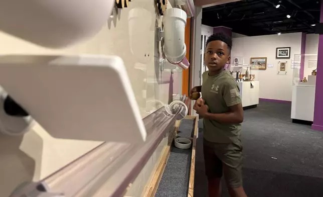 2026年3月27日，密西西比州積遜市，9歲的積遜·斯特朗（Jackson Strong）在「密西西比製造」展覽的互動區玩耍。（美聯社圖片/Sophie Bates） AP圖片