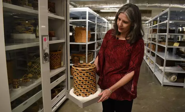 2026年3月26日，密西西比州積遜市，密西西比州檔案與歷史部藏品總監南·普林斯（Nan Prince）在檔案館中手持一個美洲原住民籃子。（美聯社圖片/Sophie Bates） AP圖片