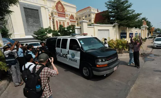 2026年4月30日周四，一輛相信載有前柬埔寨救國黨（Cambodia National Rescue Party）主席根索卡（Kem Sokha）的柬埔寨警車，在柬埔寨金邊上訴庭庭審結束後駛離。(美聯社圖片/亨西尼) AP圖片