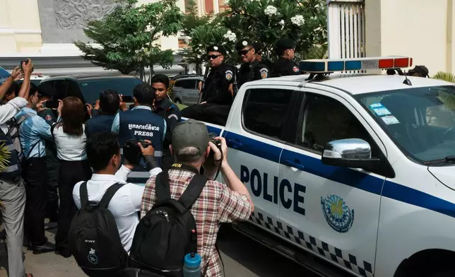 2026年4月30日周四，一輛相信載有前柬埔寨救國黨（Cambodia National Rescue Party）主席根索卡（Kem Sokha）的車輛，在柬埔寨金邊上訴庭庭審結束後駛離，記者嘗試拍照。(美聯社圖片/亨西尼) AP圖片