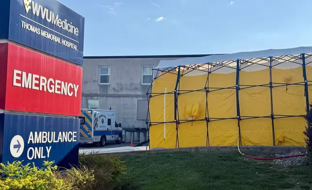 2026年4月22日周三，西維珍尼亞州南查爾斯頓，西維珍尼亞大學醫學托馬斯紀念醫院外設置的淨化帳篷，此前該地區發生化學品洩漏事故。(美聯社圖片/John Raby) AP圖片