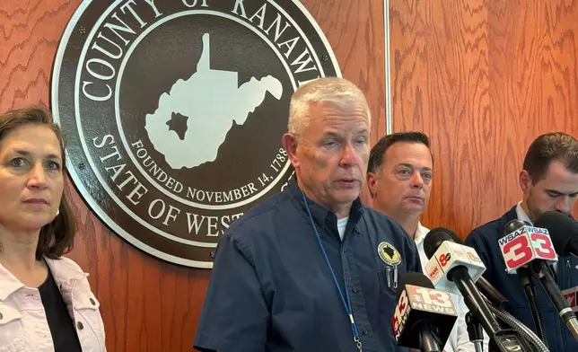 卡諾瓦縣委員會應急管理總監 C.W. 西格曼於2026年4月22日周三在西維珍尼亞州查爾斯頓的新聞發布會上發言。(美聯社圖片/John Raby) AP圖片