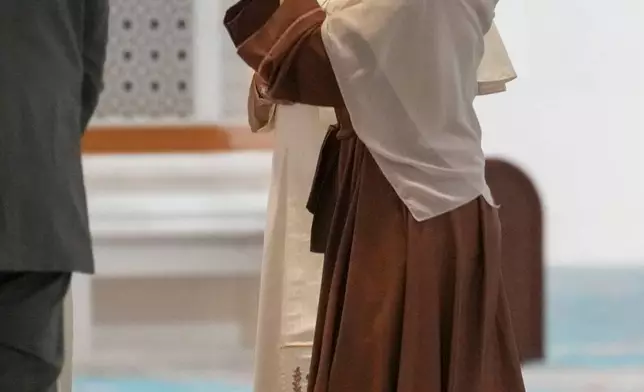 教宗良十四世（Pope Leo XIV）於2026年4月13日周一抵達阿爾及爾（Algiers）大清真寺（Great Mosque），展開為期11天的非洲牧靈之旅首日行程，期間聆聽講解。(美聯社圖片/Andrew Medichini) AP圖片