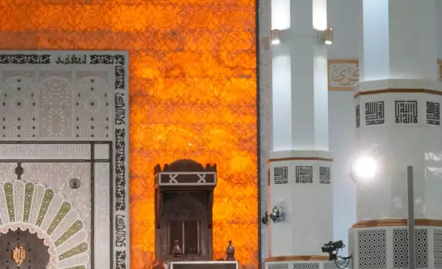 教宗良十四世（Pope Leo XIV）於2026年4月13日周一抵達阿爾及爾（Algiers）大清真寺（Great Mosque），展開為期11天的非洲牧靈之旅首日行程，獲寺院院長穆罕默德·馬蒙·卡西米（Mohamed Mamoun Al Qasimi）（右）歡迎。(美聯社圖片/Andrew Medichini) AP圖片