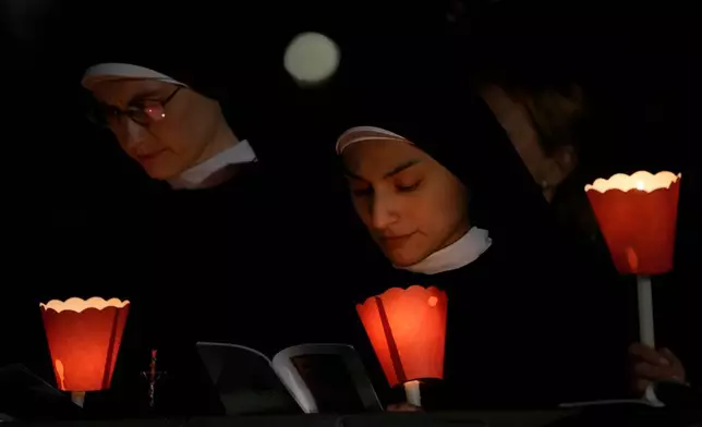 信眾於2026年4月3日周五，在羅馬鬥獸場參與由教宗利奧十四世帶領的苦路（Via Crucis）燭光耶穌受難日（Good Friday）遊行，象徵性地重現耶穌基督在耶路撒冷各各他（Calvary）被釘十字架的歷程。(美聯社圖片/格雷戈里奧·博爾吉亞 Gregorio Borgia) AP圖片