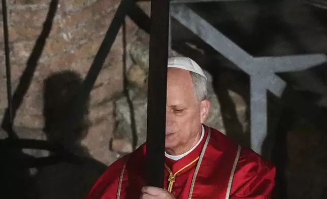 教宗利奧十四世於2026年4月3日周五，在羅馬鬥獸場舉行的苦路（Via Crucis）燭光耶穌受難日（Good Friday）遊行期間，背負一個輕巧的1.5米木製十字架，象徵性地重現耶穌基督在耶路撒冷各各他（Calvary）被釘十字架的歷程。(美聯社圖片/亞歷山德拉·塔蘭蒂諾 Alessandra Tarantino) AP圖片