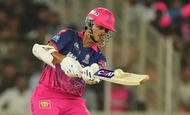 2026年4月4日周六，印度艾哈邁達巴德，拉賈斯坦皇家（Rajasthan Royals）球員亞沙斯維賈斯瓦爾（Yashasvi Jaiswal）在印度超級聯賽（Indian Premier League）板球賽中擊球，對陣古吉拉特泰坦（Gujarat Titans）。 (美聯社圖片/Ajit Solanki) AP圖片