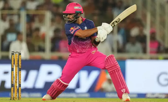2026年4月4日周六，印度艾哈邁達巴德，拉賈斯坦皇家（Rajasthan Royals）球員杜魯夫祖雷爾（Dhruv Jurel）在印度超級聯賽（Indian Premier League）板球賽中擊球，對陣古吉拉特泰坦（Gujarat Titans）。 (美聯社圖片/Ajit Solanki) AP圖片