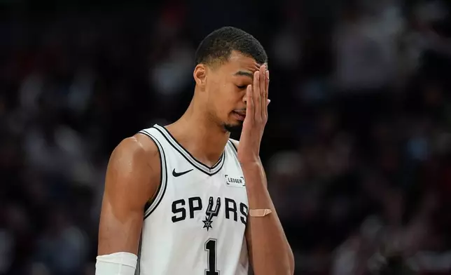 聖安東尼奧馬刺前鋒/中鋒維克托·雲班亞馬（1號）在2026年4月26日周日，奧勒岡州波特蘭舉行的NBA季後賽首圈對陣波特蘭拓荒者的第四場賽事下半場，比賽期間作出反應。(美聯社圖片/Jenny Kane) AP圖片