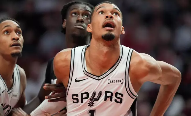 聖安東尼奧馬刺前鋒/中鋒維克托·雲班亞馬（1號）與波特蘭拓荒者後衛Sidy Cissoko在2026年4月26日周日，奧勒岡州波特蘭舉行的NBA季後賽首圈對陣波特蘭拓荒者的第四場賽事下半場，觀看籃板球。(美聯社圖片/Jenny Kane) AP圖片