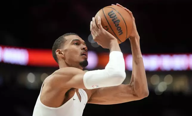 聖安東尼奧馬刺前鋒/中鋒文班亞馬，2026年4月26日周日，在俄勒岡州波特蘭，NBA季後賽首圈對陣波特蘭拓荒者的第四場賽事前熱身。(美聯社圖片/Jenny Kane) AP圖片