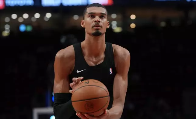 2026年4月24日，周五，聖安東尼奧馬刺（San Antonio Spurs）前鋒維克托·文班亞馬（Victor Wembanyama）在俄勒岡州波特蘭，對波特蘭拓荒者（Portland Trail Blazers）的首圈NBA季後賽第三場賽事前熱身。(美聯社圖片/Jenny Kane) AP圖片