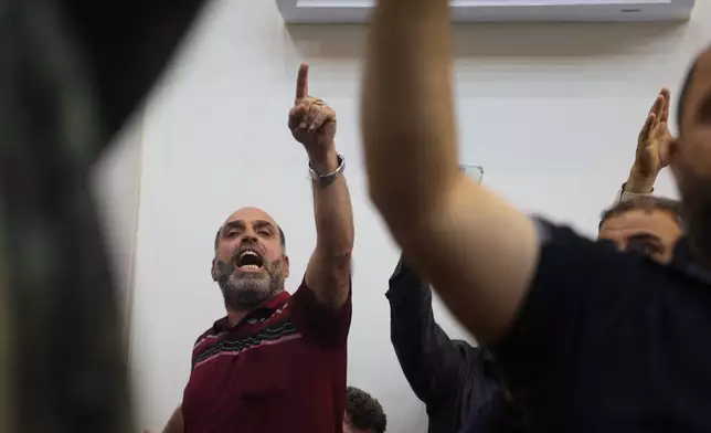 一名男子高喊，人們聚集在法庭外。攝於2026年4月26日周日，敘利亞大馬士革（Damascus）司法宮內，前總統巴沙爾阿薩德（Bashar Assad）統治時期德拉（Daraa）政治安全部門前主管納吉布（Atef Najib）的首場審訊正在進行。(美聯社圖片/Ghaith Alsayed) AP圖片