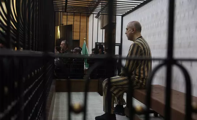 前總統巴沙爾阿薩德（Bashar Assad）統治時期德拉（Daraa）地區政治安全部門前主管納吉布（Atef Najib），在司法宮的審訊期間坐在被告欄內。攝於2026年4月26日周日，敘利亞大馬士革（Damascus）。(美聯社圖片/Ghaith Alsayed) AP圖片