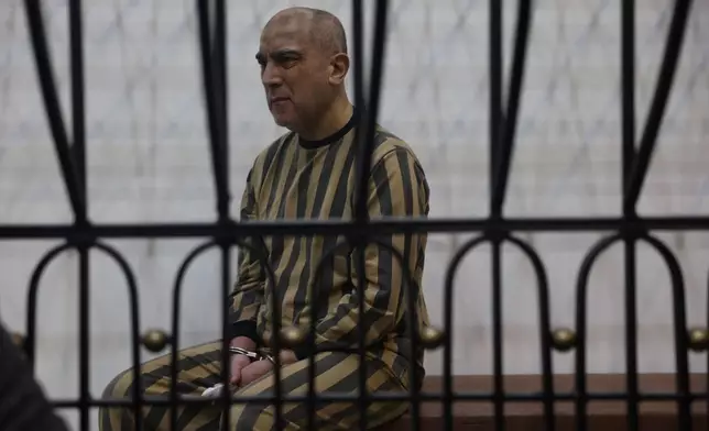 前德拉（Daraa）地區政治安全部門主管阿提夫納吉布（Atef Najib），在巴沙爾阿薩德（Bashar Assad）統治期間，於2026年4月26日周日，在大馬士革（Damascus）司法宮的審訊中，坐在被告欄內。(美聯社圖片/Ghaith Alsayed) AP圖片