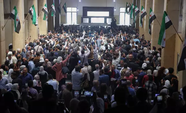 人們聚集在司法宮大廳，出席前總統巴沙爾阿薩德（Bashar Assad）統治時期德拉（Daraa）地區政治安全部門前主管納吉布（Atef Najib）的首場審訊。攝於2026年4月26日周日，敘利亞大馬士革（Damascus）。(美聯社圖片/Ghaith Alsayed) AP圖片