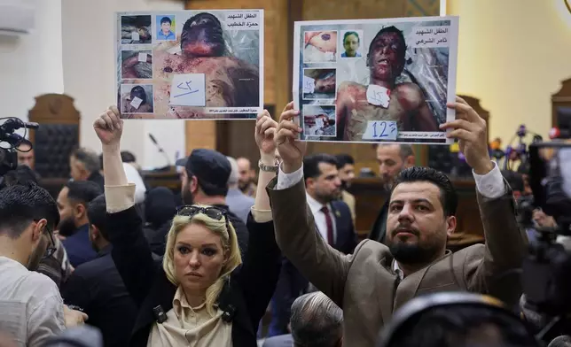 人權活動家在敘利亞起義初期，於德拉（Daraa）被殺害兒童的照片。攝於2026年4月26日周日，敘利亞大馬士革（Damascus）司法宮，前總統巴沙爾阿薩德（Bashar Assad）統治時期德拉（Daraa）政治安全部門前主管納吉布（Atef Najib）的首場審訊期間。(美聯社圖片/Ghaith Alsayed) AP圖片