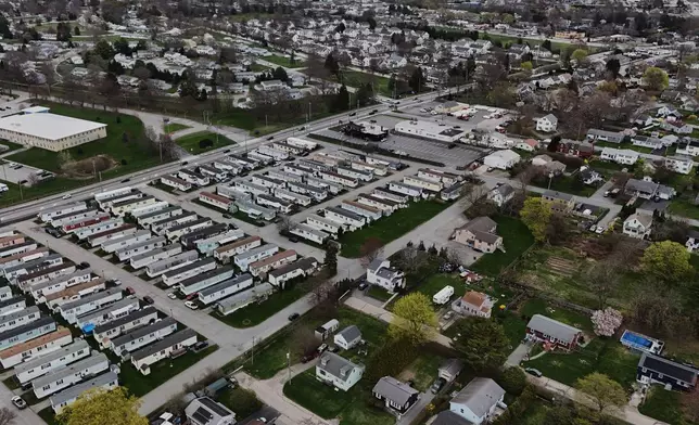 2026年4月22日周三，羅德島州紐波特的一個流動房屋公園清晰可見。(美聯社圖片/Joshua A. Bickel) AP圖片