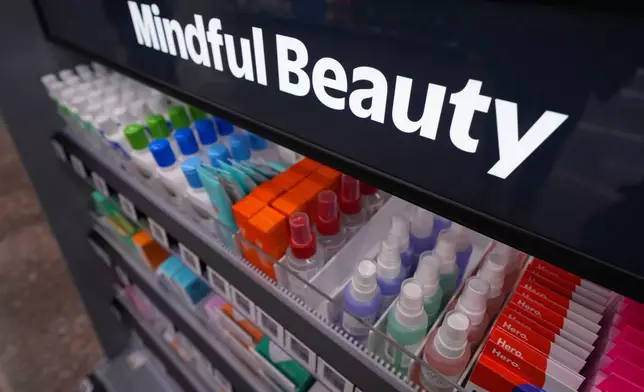 2026年4月29日周三，德州格雷普韋恩沃爾瑪美容櫃檯展示的商品。(美聯社圖片/祖利奧·哥迪斯) AP圖片