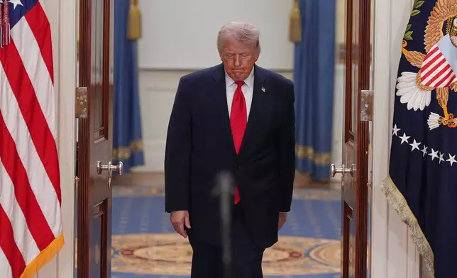 總統特朗普於2026年4月1日周三在華盛頓白宮交叉大廳，準備就伊朗戰事發表講話。（美聯社圖片/Alex Brandon, Pool） AP圖片