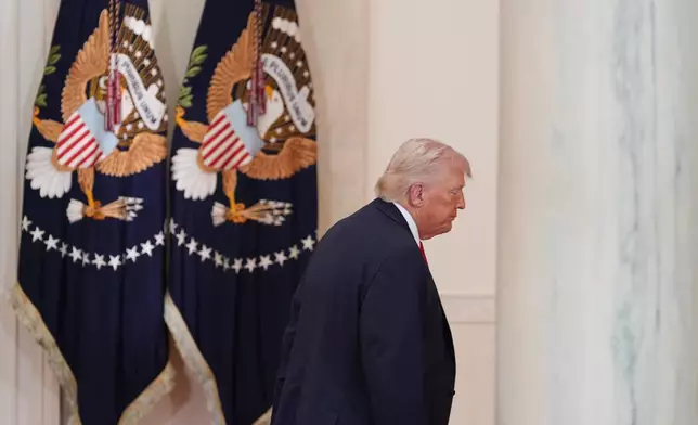 總統特朗普於2026年4月1日周三在華盛頓白宮交叉大廳，發表伊朗戰事講話後離開。（美聯社圖片/Alex Brandon, Pool） AP圖片