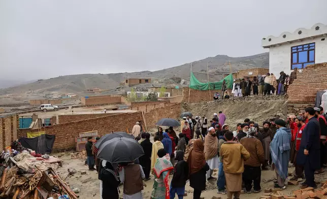 在阿富汗喀布爾（Kabul）市郊的伊蒂法克（Ittefaq）村，當地居民和記者視察一間被地震損毀的房屋，攝於2026年4月4日周六。(美聯社圖片/Siddiqullah Alizai) AP圖片