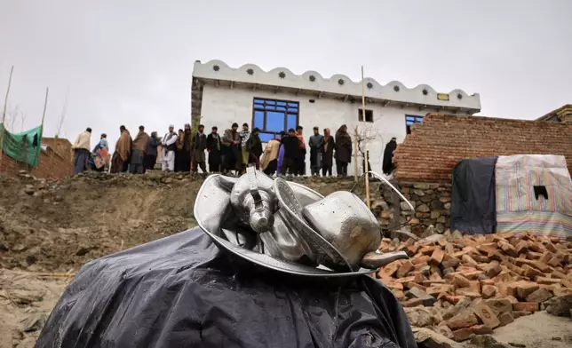 在阿富汗喀布爾（Kabul）市郊的伊蒂法克（Ittefaq）村，地震損毀房屋旁堆放的物品，攝於2026年4月4日周六。(美聯社圖片/Siddiqullah Alizai) AP圖片