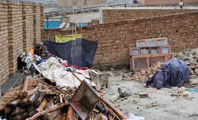在阿富汗喀布爾（Kabul）市郊的伊蒂法克（Ittefaq）村，地震損毀房屋旁堆放的物品，攝於2026年4月4日周六。(美聯社圖片/Siddiqullah Alizai) AP圖片