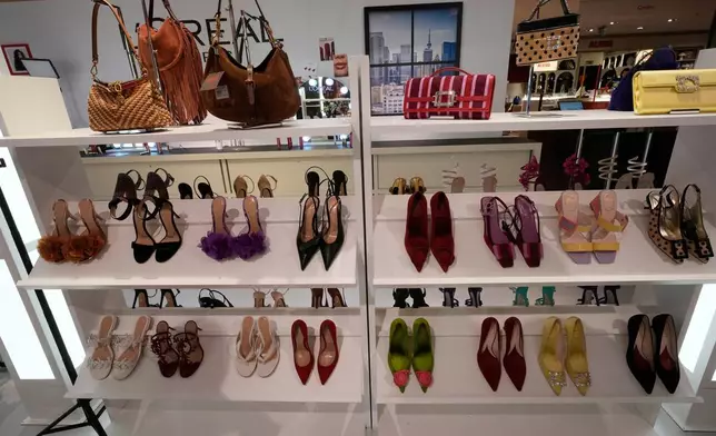 在意大利米蘭文藝復興百貨（Rinascente）展出的新電影《穿Prada的惡魔2》裝置藝術，可見女裝鞋。攝於2026年4月20日周一。(美聯社圖片/Luca Bruno) AP圖片