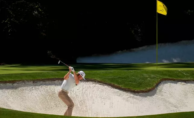 積克納普（Jake Knapp）於2026年4月9日周四在佐治亞州奧古斯塔的奧古斯塔國家高爾夫球會舉行的美國大師賽首輪賽事中，在第12洞從沙坑擊球。(美聯社圖片/Eric Gay) AP圖片