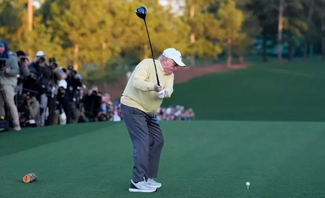 積尼告斯（Jack Nicklaus）於2026年4月9日周四在佐治亞州奧古斯塔的奧古斯塔國家高爾夫球會舉行的美國大師賽首輪賽事中，在第一洞開出禮儀性開球。(美聯社圖片/Gerald Herbert) AP圖片