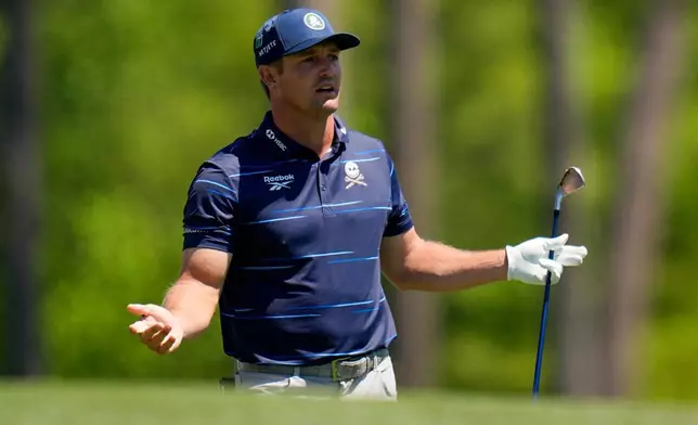 布賴森迪森博（Bryson DeChambeau）於2026年4月9日周四在佐治亞州奧古斯塔的奧古斯塔國家高爾夫球會舉行的美國大師賽首輪賽事中，在第12洞觀看他的開球。(美聯社圖片/Eric Gay) AP圖片