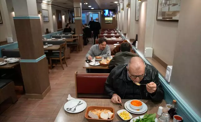 2026年3月27日周五，人們在土耳其伊斯坦堡一間餐廳內享用傳統牛肚湯，該湯在土耳其被稱為「伊斯肯貝湯」（iskembe），在希臘則稱為「帕特薩湯」（patsas）。 (美聯社圖片/Emrah Gurel) AP圖片