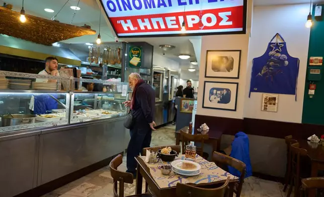 一名男子於2026年4月3日星期五，在雅典市中心Epirus餐廳點了一碗傳統牛肚湯，該湯在希臘語中稱為「patsas」，在土耳其語中稱為「iskembe」。 (美聯社圖片/Petros Giannakouris) AP圖片