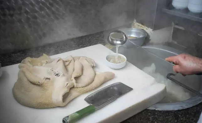 一名男子於2026年3月27日星期五，在土耳其伊斯坦堡一間餐廳烹煮傳統牛肚湯，該湯在土耳其語中稱為「iskembe」，在希臘語中稱為「patsas」。 (美聯社圖片/Emrah Gurel) AP圖片