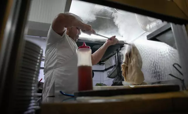 2026年3月27日周五，一名男子在土耳其伊斯坦堡一間餐廳內烹煮傳統牛肚湯，該湯在土耳其被稱為「伊斯肯貝湯」（iskembe），在希臘則稱為「帕特薩湯」（patsas）。 (美聯社圖片/Emrah Gurel) AP圖片