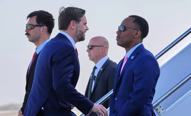 副總統萬斯於2026年4月10日周五，在馬里蘭州安德魯斯聯合基地（Joint Base Andrews）登上空軍二號，預計啟程前往巴基斯坦，參與有關伊朗的談判。(美聯社圖片/Jacquelyn Martin) AP圖片